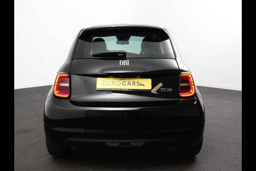 Fiat 500E Icon 42 kWh Navigatie Apple CarPlay Android Auto Camera Parkeerhulp Adaptive Cruise Control Stoelverwarming Climate Control Lichtmetalen velgen