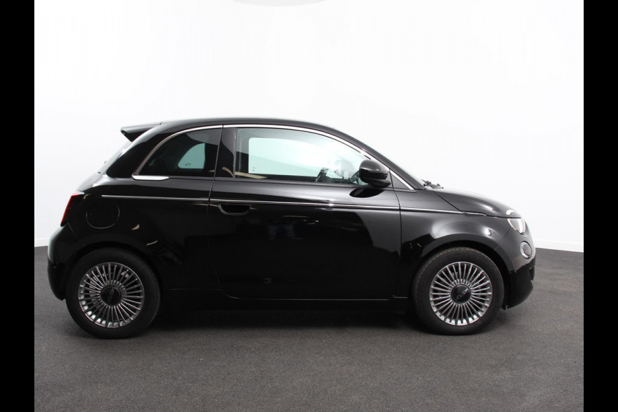 Fiat 500E Icon 42 kWh Navigatie Apple CarPlay Android Auto Camera Parkeerhulp Adaptive Cruise Control Stoelverwarming Climate Control Lichtmetalen velgen