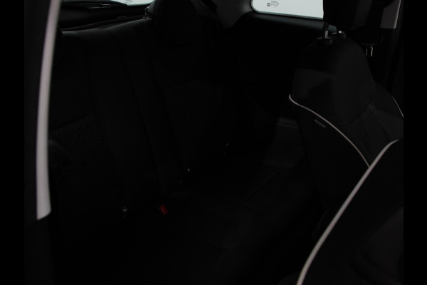 Fiat 500E Icon 42 kWh Navigatie Apple CarPlay Android Auto Camera Parkeerhulp Adaptive Cruise Control Stoelverwarming Climate Control Lichtmetalen velgen
