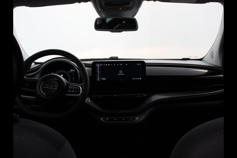 Fiat 500E Icon 42 kWh Navigatie Apple CarPlay Android Auto Camera Parkeerhulp Adaptive Cruise Control Stoelverwarming Climate Control Lichtmetalen velgen