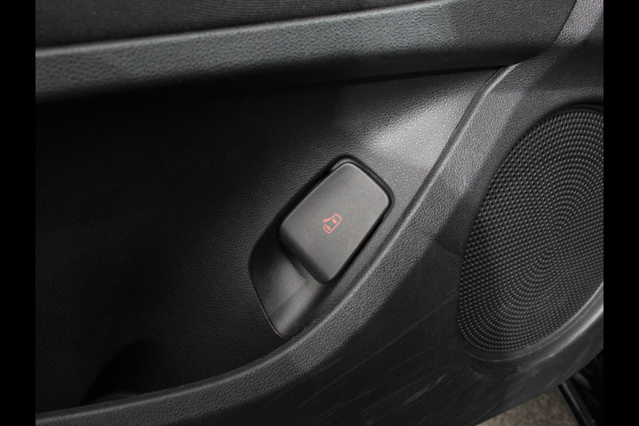 Fiat 500E Icon 42 kWh Navigatie Apple CarPlay Android Auto Camera Parkeerhulp Adaptive Cruise Control Stoelverwarming Climate Control Lichtmetalen velgen