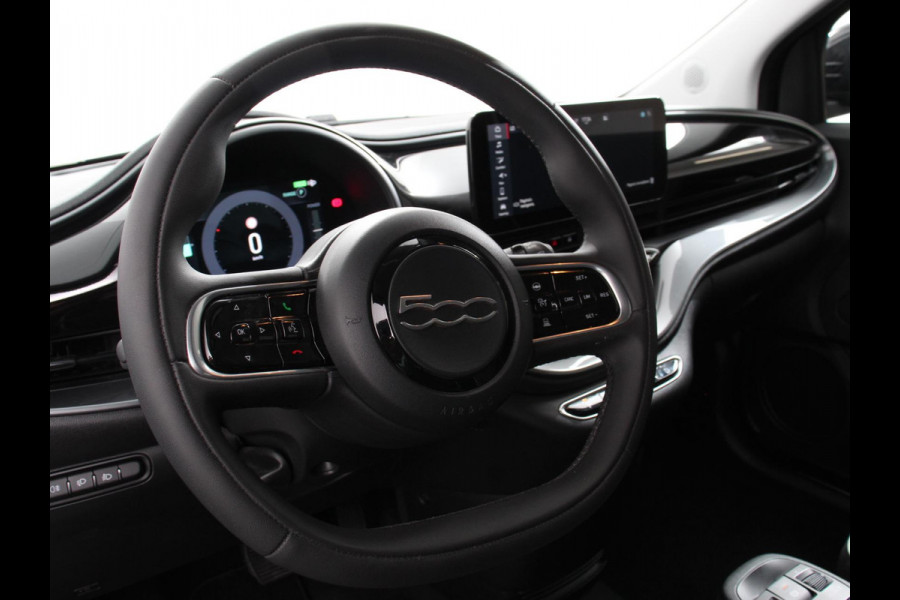 Fiat 500E Icon 42 kWh Navigatie Apple CarPlay Android Auto Camera Parkeerhulp Adaptive Cruise Control Stoelverwarming Climate Control Lichtmetalen velgen
