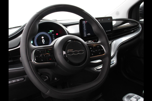 Fiat 500E Icon 42 kWh Navigatie Apple CarPlay Android Auto Camera Parkeerhulp Adaptive Cruise Control Stoelverwarming Climate Control Lichtmetalen velgen
