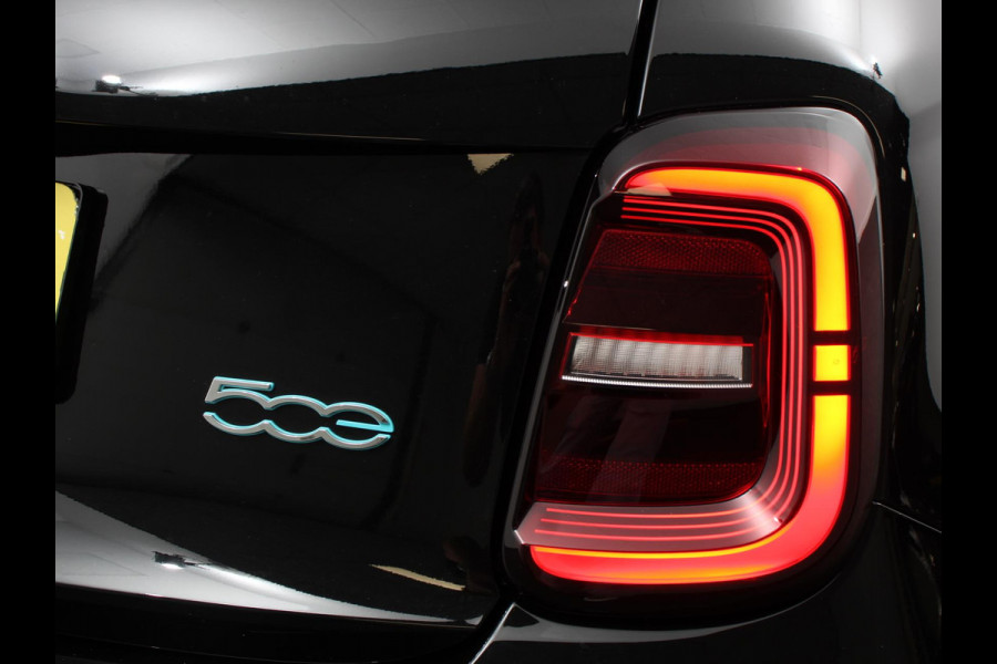Fiat 500E Icon 42 kWh Navigatie Apple CarPlay Android Auto Camera Parkeerhulp Adaptive Cruise Control Stoelverwarming Climate Control Lichtmetalen velgen