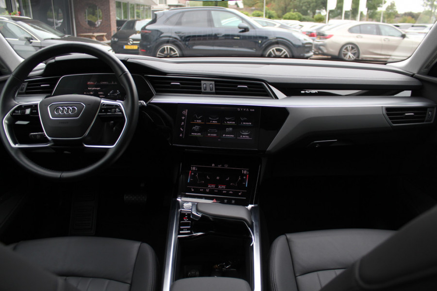 Audi e-tron e-tron 50 quattro Launch edition plus 71 kWh / SoH 90,2% / Panoramadak / Camera / Leder / 20'' / Luchtvering / Parkeerhulp V+A / ACC / Navigatie / Stoelverwarming
