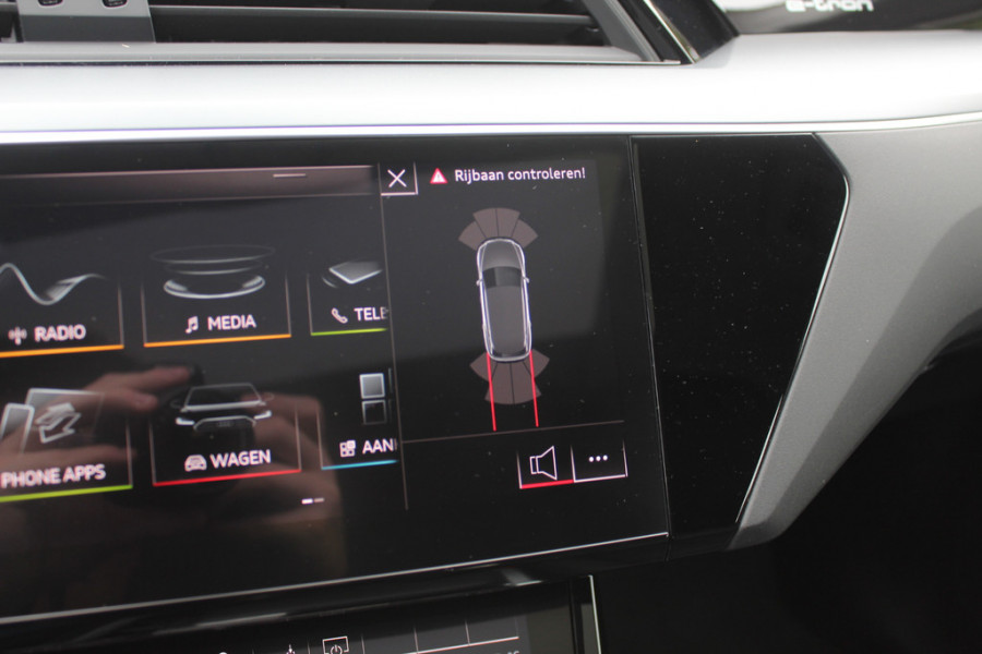 Audi e-tron e-tron 50 quattro Launch edition plus 71 kWh / SoH 90,2% / Panoramadak / Camera / Leder / 20'' / Luchtvering / Parkeerhulp V+A / ACC / Navigatie / Stoelverwarming