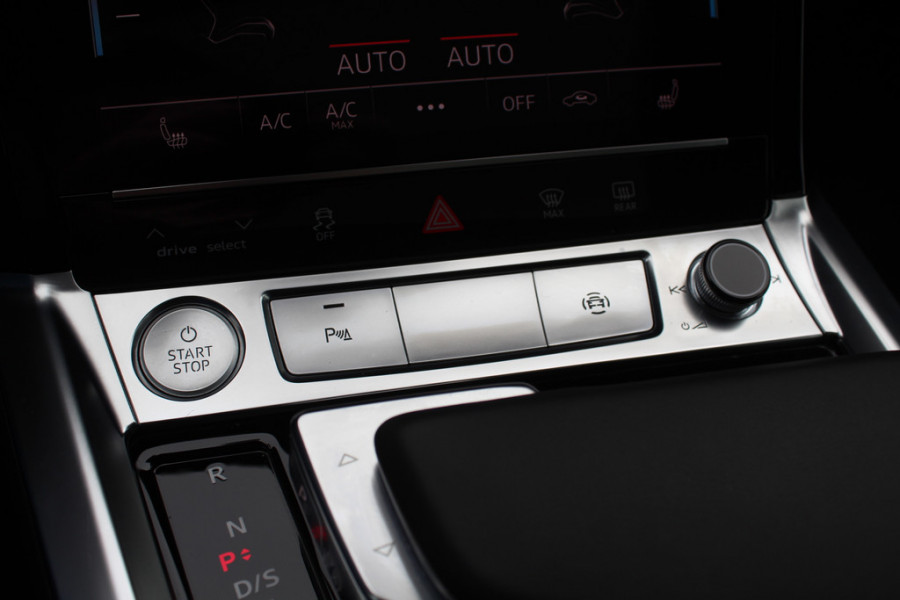 Audi e-tron e-tron 50 quattro Launch edition plus 71 kWh / SoH 90,2% / Panoramadak / Camera / Leder / 20'' / Luchtvering / Parkeerhulp V+A / ACC / Navigatie / Stoelverwarming