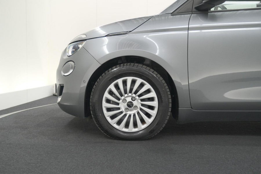 Fiat 500 Urban 42 kWh | SOH 97.6% | 3 Fase Laadfunctie | Camera | Apple Carplay | Parkeersensoren