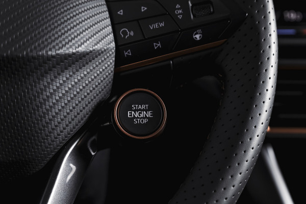 CUPRA Formentor 1.5 TSI e-Hybrid 272 PK VZ Performance | S/K-Panodak | Dig. Cockpit | Adapt. Cruise | Stoel-+Stuurverw. | PDC | 360 Camera | NAV + App. Connect | ECC | Elek. Klep | LM 19" | 7134