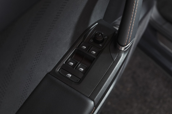 CUPRA Formentor 1.5 TSI e-Hybrid 272 PK VZ Performance | S/K-Panodak | Dig. Cockpit | Adapt. Cruise | Stoel-+Stuurverw. | PDC | 360 Camera | NAV + App. Connect | ECC | Elek. Klep | LM 19" | 7134