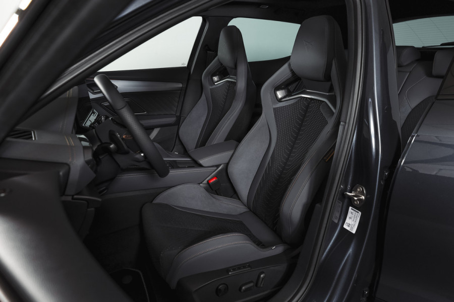 CUPRA Formentor 1.5 TSI e-Hybrid 272 PK VZ Extreme | S/k-Panodak | Dig. Cockpit | Adapt. Cruise | Stoel-+ Stuurverw. PDC | 360 Camera | NAV + App. Connect | ECC | Elek. Klep | LM 19" | 0661