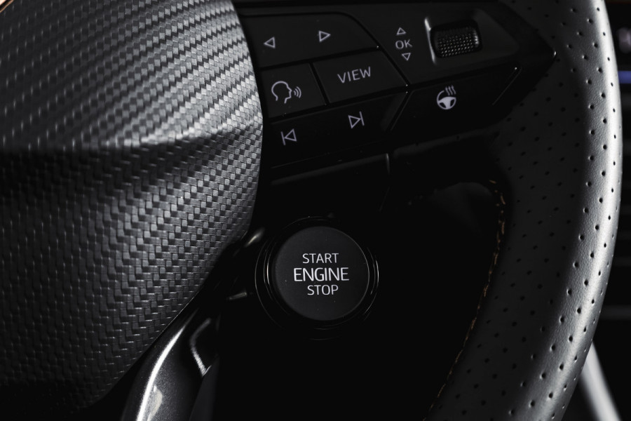 CUPRA Formentor 1.5 TSI e-Hybrid 272 PK VZ Extreme | S/k-Panodak | Dig. Cockpit | Adapt. Cruise | Stoel-+ Stuurverw. PDC | 360 Camera | NAV + App. Connect | ECC | Elek. Klep | LM 19" | 0661