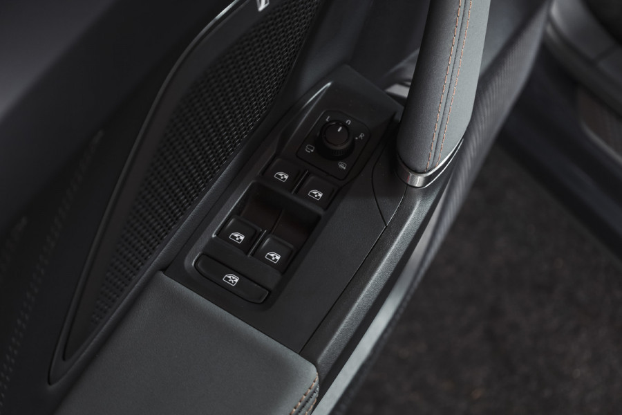 CUPRA Formentor 1.5 TSI e-Hybrid 272 PK VZ Extreme | S/k-Panodak | Dig. Cockpit | Adapt. Cruise | Stoel-+ Stuurverw. PDC | 360 Camera | NAV + App. Connect | ECC | Elek. Klep | LM 19" | 0661