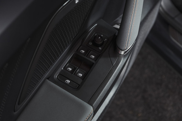 CUPRA Formentor 1.5 TSI e-Hybrid 272 PK VZ Extreme | S/k-Panodak | Dig. Cockpit | Adapt. Cruise | Stoel-+ Stuurverw. PDC | 360 Camera | NAV + App. Connect | ECC | Elek. Klep | LM 19" | 0661