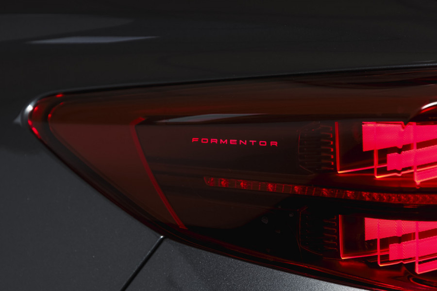CUPRA Formentor 1.5 TSI e-Hybrid 272 PK VZ Extreme | S/k-Panodak | Dig. Cockpit | Adapt. Cruise | Stoel-+ Stuurverw. PDC | 360 Camera | NAV + App. Connect | ECC | Elek. Klep | LM 19" | 0661