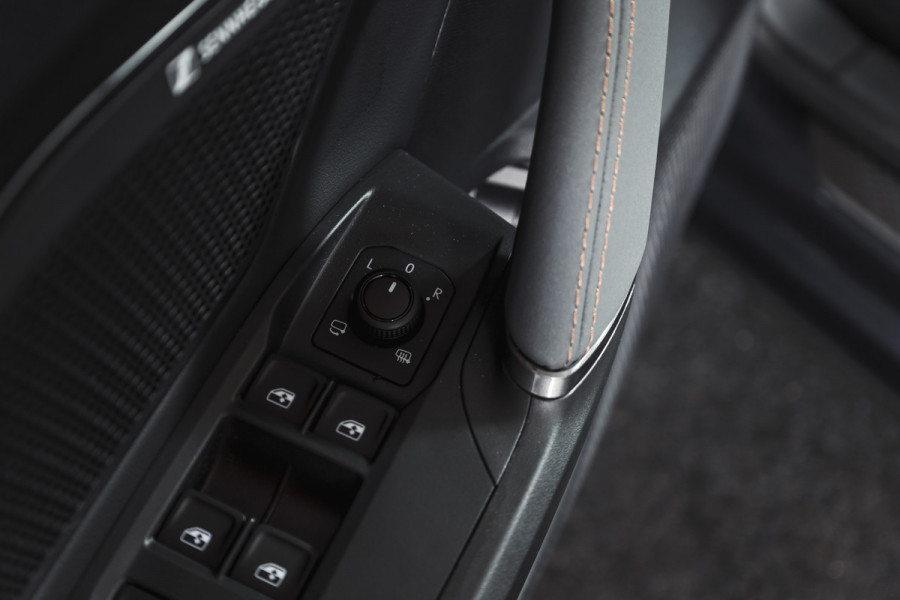 CUPRA Formentor 1.5 TSI e-Hybrid 272 PK VZ Extreme | S/k-Panodak | Dig. Cockpit | Adapt. Cruise | Stoel-+ Stuurverw. PDC | 360 Camera | NAV + App. Connect | ECC | Elek. Klep | LM 19" | 0661