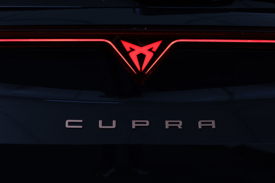 CUPRA Formentor 1.5 TSI e-Hybrid 272 PK VZ Extreme | S/k-Panodak | Dig. Cockpit | Adapt. Cruise | Stoel-+ Stuurverw. PDC | 360 Camera | NAV + App. Connect | ECC | Elek. Klep | LM 19" | 7976