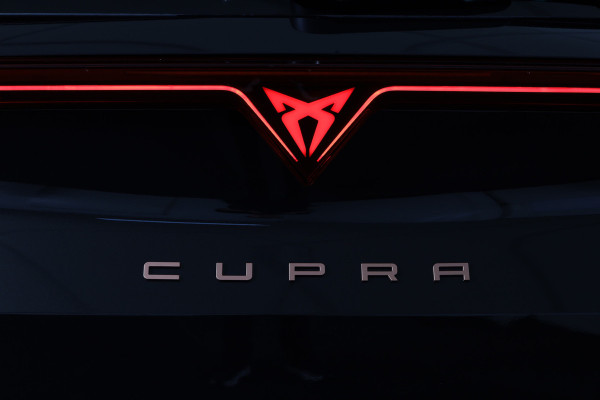 CUPRA Formentor 1.5 TSI e-Hybrid 272 PK VZ Extreme | S/k-Panodak | Dig. Cockpit | Adapt. Cruise | Stoel-+ Stuurverw. PDC | 360 Camera | NAV + App. Connect | ECC | Elek. Klep | LM 19" | 7976