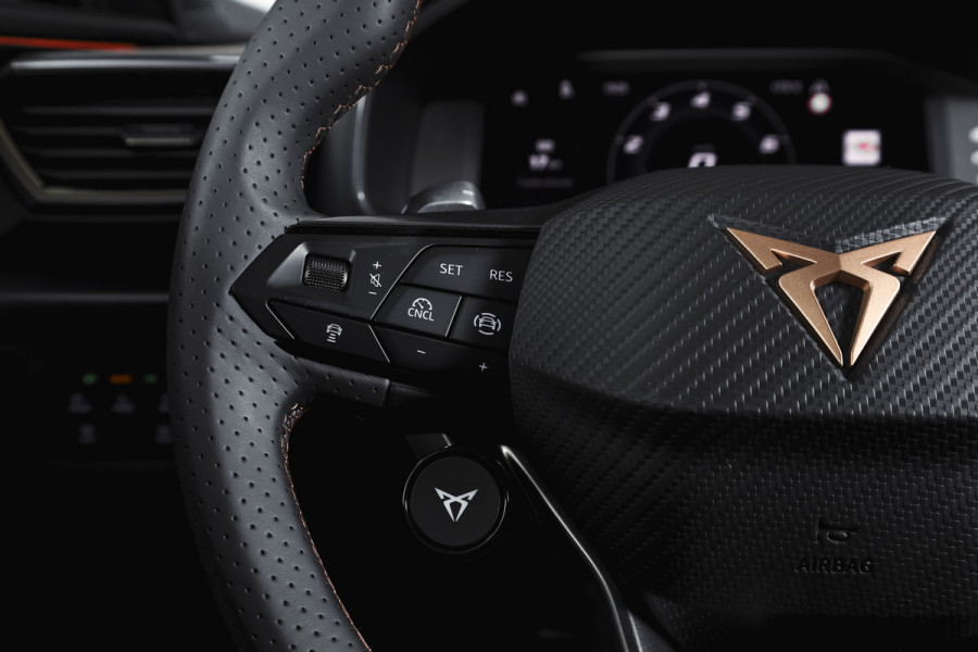 CUPRA Formentor 1.5 TSI e-Hybrid 272 PK VZ Extreme | S/k-Panodak | Dig. Cockpit | Adapt. Cruise | Stoel-+ Stuurverw. PDC | 360 Camera | NAV + App. Connect | ECC | Elek. Klep | LM 19" | 7976