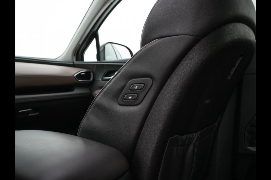 Hyundai Santa Fe 1.6 T-GDI Comfort Smart Sky AWD [ 7-Pers. ] {SoH-100%} (Plug-In) (INCL-BTW) *PANO | LEATHER | FULL-LED | ADAPTIVE-CRUISE | BLINDSPOT | MEMORY-PACK | DIGI-COCKPIT | SHIFTPADDLES | PRIVACYGLASS | NAVI-FULLMAP | KEYLESS | TOWBAR | CARBON | 19''ALU*