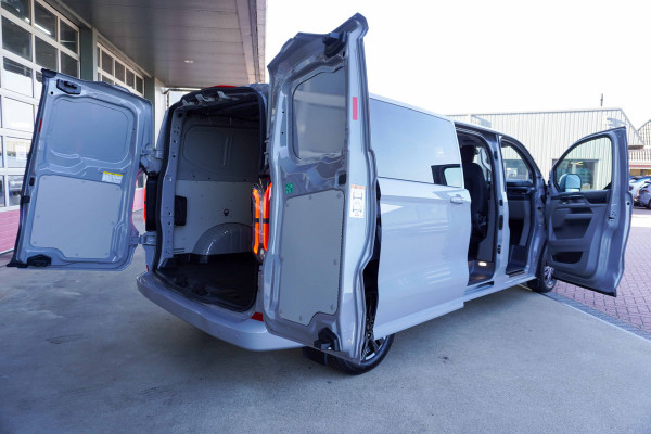 Ford E-Transit Cust. 320 L2H1 Limited 71 kWh 160KW/218PK Dubbelcab. Automaat nr. V086 | Airco | Adap.Cruise | Navi | 360 Camera | Schuifdeur L+R