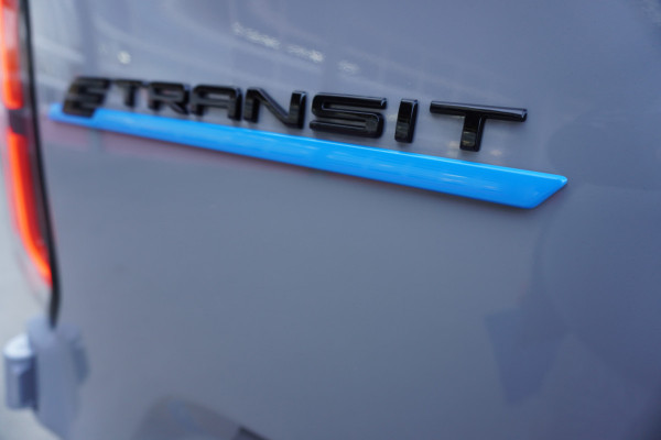 Ford E-Transit Cust. 320 L2H1 Limited 71 kWh 160KW/218PK Dubbelcab. Automaat nr. V086 | Airco | Adap.Cruise | Navi | 360 Camera | Schuifdeur L+R