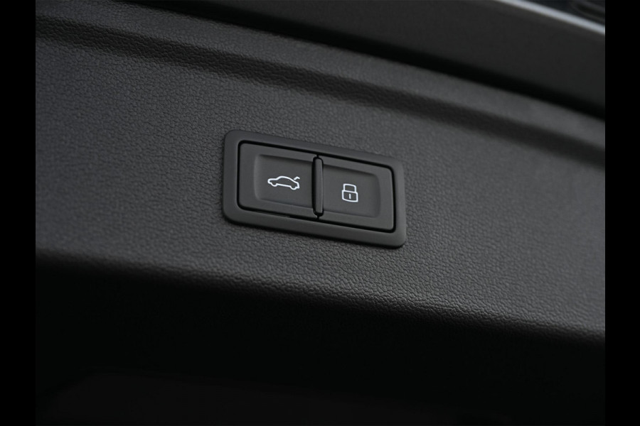 Audi A3 Sportback 45 TFSI e S edition Competition | Panoramadak | 5 jr Garantie | HUD | Sonos Sound | Camera | Ambiance interieur | Active Cruise | S-Seats + Memory | Stoelverwarming | Keyless |
