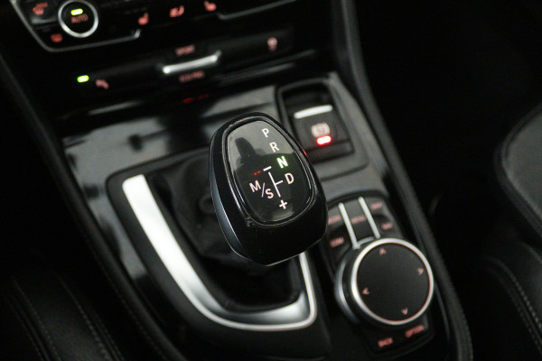 BMW 2 Serie Gran Tourer 220i High Executive (PANORAMADAK, STOELVERWARMING, TREKHAAK, CAMERA)