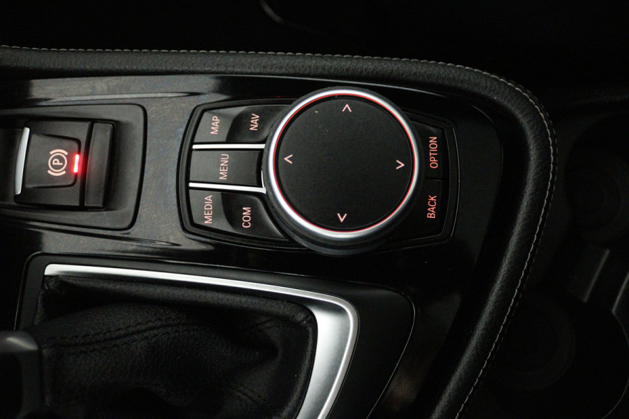 BMW 2 Serie Gran Tourer 220i High Executive (PANORAMADAK, STOELVERWARMING, TREKHAAK, CAMERA)