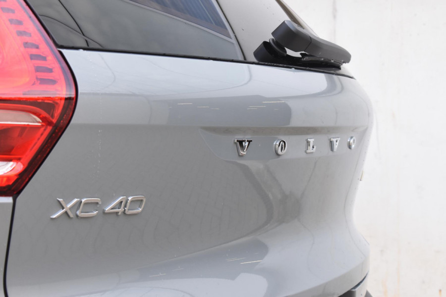 Volvo XC40 B4 211PK Automaat Plus Dark / Adaptive Cruise control / Harman Kardon / Elektrisch verstelbare stoelen met geheugen / Stoel- en stuurverwarming / Elektrisch panorama schuifdak / Extra getint glas