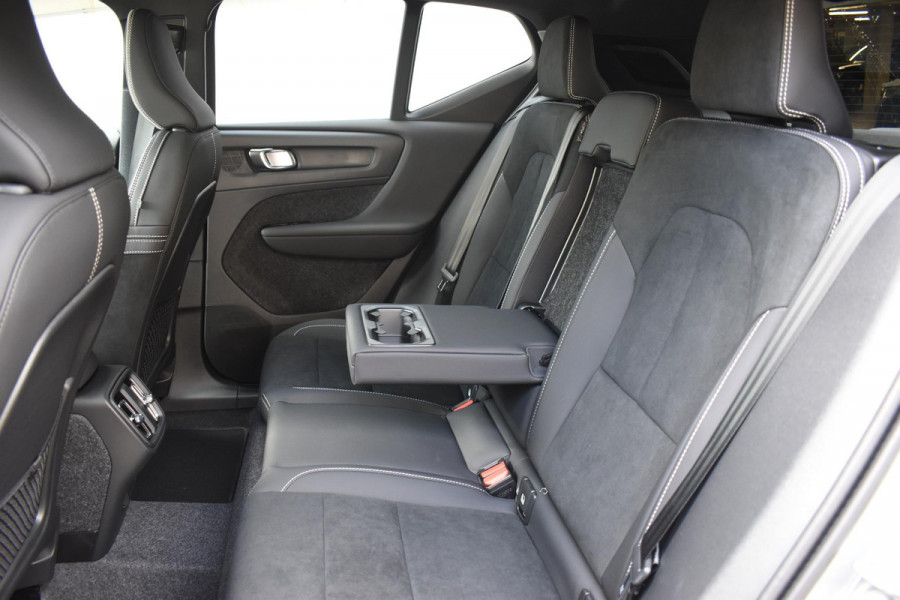 Volvo XC40 B4 211PK Automaat Plus Dark / Adaptive Cruise control / Harman Kardon / Elektrisch verstelbare stoelen met geheugen / Stoel- en stuurverwarming / Elektrisch panorama schuifdak / Extra getint glas