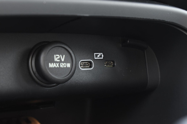 Volvo XC40 B4 211PK Automaat Plus Dark / Adaptive Cruise control / Harman Kardon / Elektrisch verstelbare stoelen met geheugen / Stoel- en stuurverwarming / Elektrisch panorama schuifdak / Extra getint glas