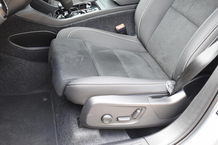 Volvo XC40 B4 211PK Automaat Plus Dark / Adaptive Cruise control / Harman Kardon / Elektrisch verstelbare stoelen met geheugen / Stoel- en stuurverwarming / Elektrisch panorama schuifdak / Extra getint glas