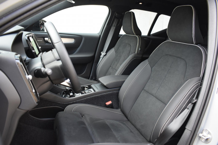 Volvo XC40 B4 211PK Automaat Plus Dark / Adaptive Cruise control / Harman Kardon / Elektrisch verstelbare stoelen met geheugen / Stoel- en stuurverwarming / Elektrisch panorama schuifdak / Extra getint glas