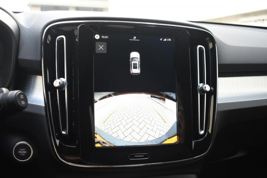 Volvo XC40 B4 211PK Automaat Plus Dark / Adaptive Cruise control / Harman Kardon / Elektrisch verstelbare stoelen met geheugen / Stoel- en stuurverwarming / Elektrisch panorama schuifdak / Extra getint glas