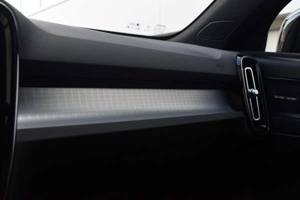 Volvo XC40 B4 211PK Automaat Plus Dark / Adaptive Cruise control / Harman Kardon / Elektrisch verstelbare stoelen met geheugen / Stoel- en stuurverwarming / Elektrisch panorama schuifdak / Extra getint glas