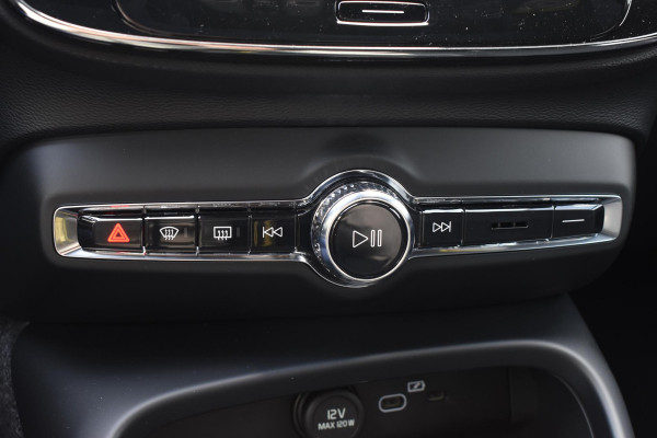 Volvo XC40 B4 211PK Automaat Plus Dark / Adaptive Cruise control / Harman Kardon / Elektrisch verstelbare stoelen met geheugen / Stoel- en stuurverwarming / Elektrisch panorama schuifdak / Extra getint glas