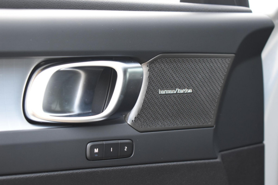 Volvo XC40 B4 211PK Automaat Plus Dark / Adaptive Cruise control / Harman Kardon / Elektrisch verstelbare stoelen met geheugen / Stoel- en stuurverwarming / Elektrisch panorama schuifdak / Extra getint glas
