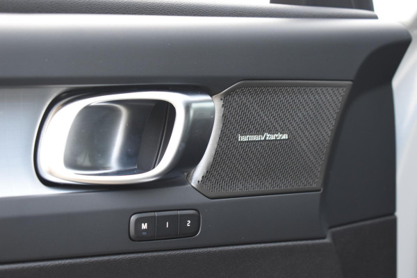 Volvo XC40 B4 211PK Automaat Plus Dark / Adaptive Cruise control / Harman Kardon / Elektrisch verstelbare stoelen met geheugen / Stoel- en stuurverwarming / Elektrisch panorama schuifdak / Extra getint glas