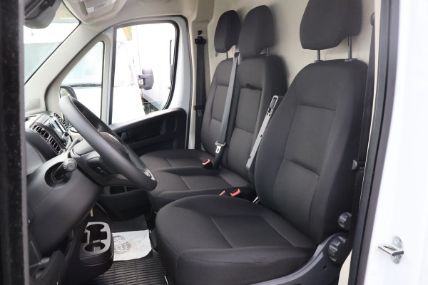 Peugeot Boxer 2.2 BlueHDi 180pk L4 H2 Automaat Airco Navigatie Camera