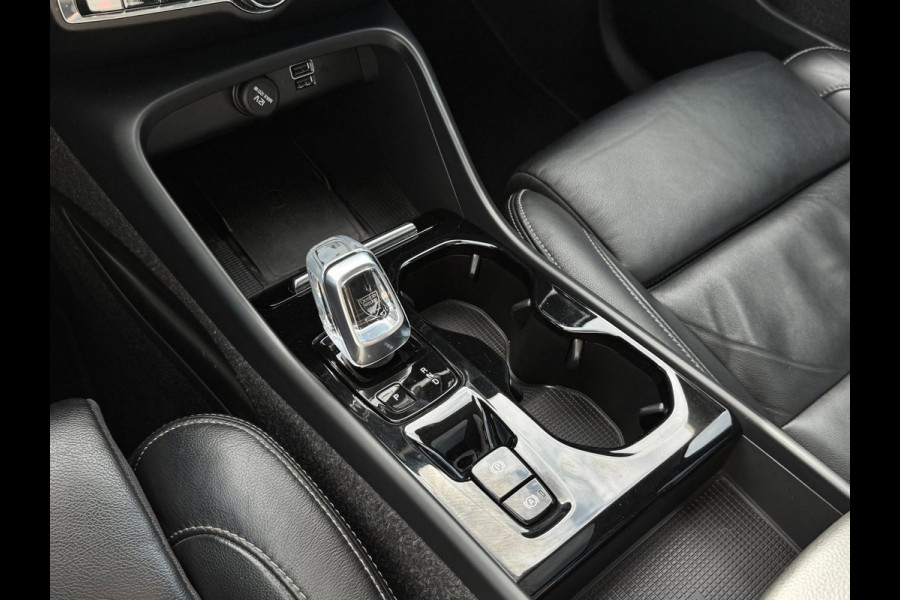 Volvo XC40 1.5 T4 Plug-in hybrid | Pano | Trekhaak | Leer | 360 Camera | Harman Kardon | Stuurwiel + achterbank verwarmd