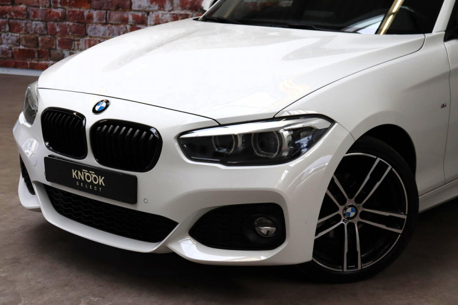 BMW 1-serie 118i Executive M Sport Pakket Automaat 5 deurs / Navigatiesysteem / 18 Inch / LED / Trekhaak / Extra Getint Glas / Stoelverwarming / LED / Climate Control / Hifi / Lichtpakket / Cruise Control / Bluetooth / Shadow Line