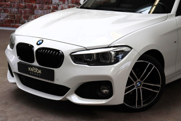 BMW 1-serie 118i Executive M Sport Pakket Automaat 5 deurs / Navigatiesysteem / 18 Inch / LED / Trekhaak / Extra Getint Glas / Stoelverwarming / LED / Climate Control / Hifi / Lichtpakket / Cruise Control / Bluetooth / Shadow Line