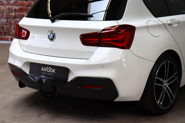 BMW 1-serie 118i Executive M Sport Pakket Automaat 5 deurs / Navigatiesysteem / 18 Inch / LED / Trekhaak / Extra Getint Glas / Stoelverwarming / LED / Climate Control / Hifi / Lichtpakket / Cruise Control / Bluetooth / Shadow Line