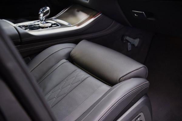 BMW X5 M50i V8 High Executive Navi|Leder|Dealer onderhouden|Massage|Swarovski|Sky-Lounge|531pk!!|ACC|Org.NL