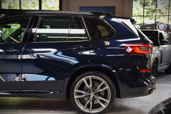 BMW X5 M50i V8 High Executive Navi|Leder|Dealer onderhouden|Massage|Swarovski|Sky-Lounge|531pk!!|ACC|Org.NL