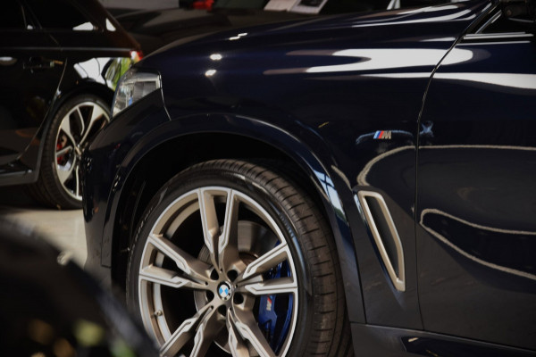BMW X5 M50i V8 High Executive Navi|Leder|Dealer onderhouden|Massage|Swarovski|Sky-Lounge|531pk!!|ACC|Org.NL