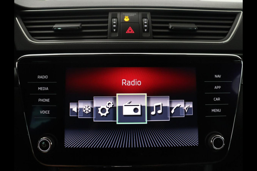 Škoda Superb Combi 1.5 TSI ACT Sportline Business | Leder/alcantara | Memory | Stoelverwarming | Virtueel dashboard | Park assist | Carplay | Navigatie | Climate control | Sfeerverlichting | Elektrische achterklep