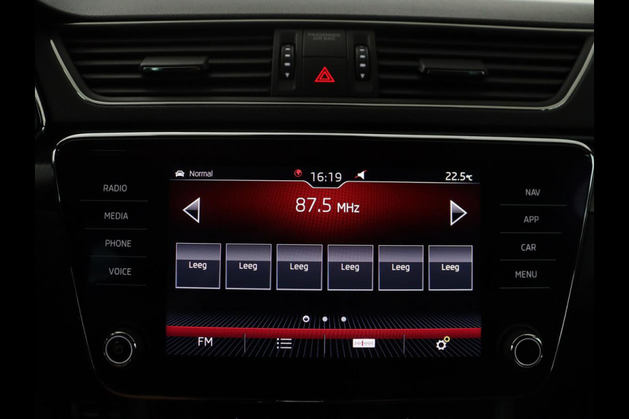 Škoda Superb Combi 1.5 TSI ACT Sportline Business | Leder/alcantara | Memory | Stoelverwarming | Virtueel dashboard | Park assist | Carplay | Navigatie | Climate control | Sfeerverlichting | Elektrische achterklep