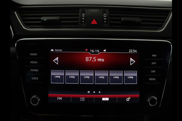 Škoda Superb Combi 1.5 TSI ACT Sportline Business | Leder/alcantara | Memory | Stoelverwarming | Virtueel dashboard | Park assist | Carplay | Navigatie | Climate control | Sfeerverlichting | Elektrische achterklep